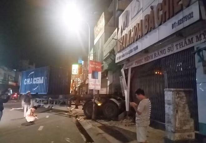 Xe đầu kéo lao vào ngân hàng.