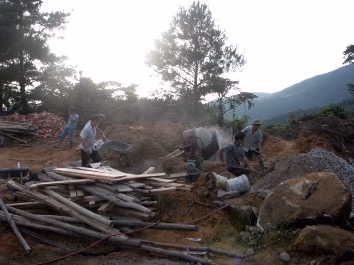 VNPT Quảng Ninh thi công điểm trạm phát sóng ở thôn Sú Cáu, xã Húc Động, huyện Bình Liêu năm 2018.