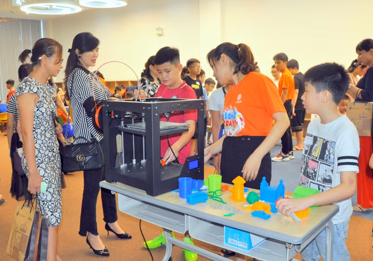 Các em học sinh và phụ huynh tham gia trải nghiệm k