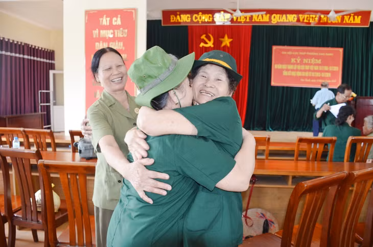 Những cựu TNXP vui mừng gặp lại nhau.