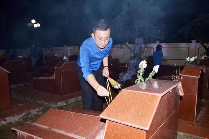 Tuổi trẻ thành phố Móng Cái thắp nến tri ân các Anh hùng Liệt sĩ.