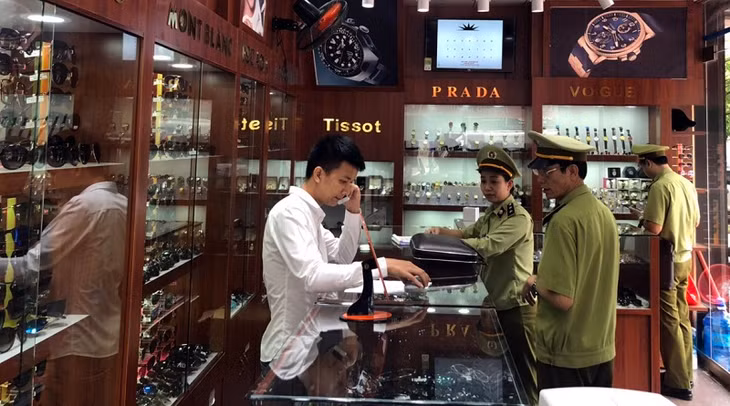 Đội QLTT số 5, kiểm tra cửa hàng kính mắt Âu Việt tại phường Bãi Cháy, TP Hạ Long.