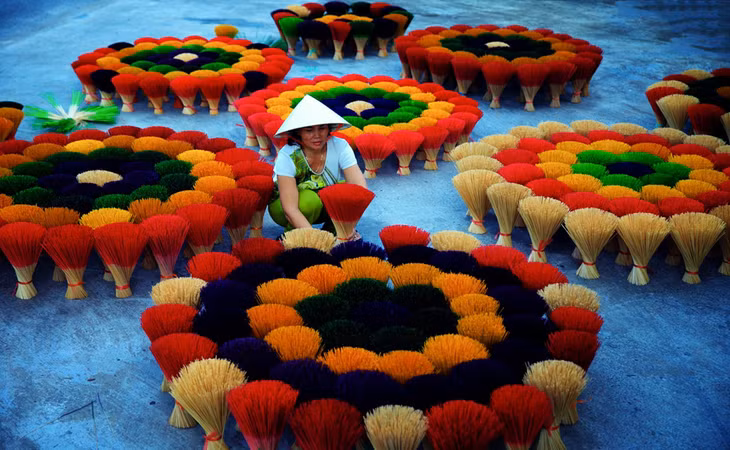  Huế: Mảnh đất cố đô mộng mơ cũng được biết đến là một trong những nơi có truyền thống làm nhang lâu đời. Thủy Xuân là vùng ngoại ô điển hình về nghề làm hương ở xứ Huế. Nếu như làng hương Hà Nội nổi bật với sắc đỏ sẫm tràn ngập mặt sân thì đến với Huế, du khách sẽ được chiêm ngưỡng thế giới rực rỡ với những sắc màu khác nhau như đỏ tươi, gạch, xanh lá chuối, xanh đậm, vàng, tím… rất bắt mắt.