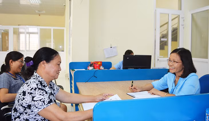 Lãnh đạo phòng Tư pháp làm việc với hòa giải viên khu phố 6, thị trấn Trới, huyện Hoành Bồ về công tác hòa giải ở cơ sở.