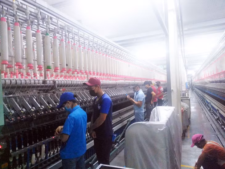 Sản xuất sợi tại phân xưởng sợi số 3, Công ty TNHH Texhong Ngân Hà, KCN cảng biển Hải Hà.