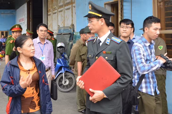 Chấp hành viên Cục Thi hành án dân sự trao đổi về việc trông giữ tài sản với người nhận trông giữ.
