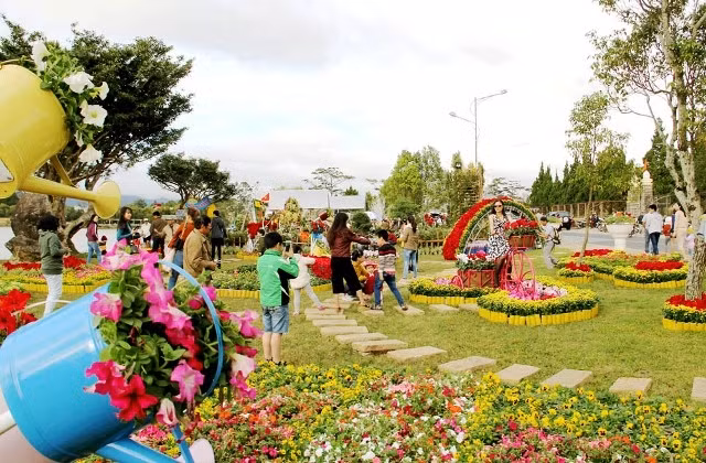Không gian hoa bên hồ Xuân Hương - Đà Lạt.