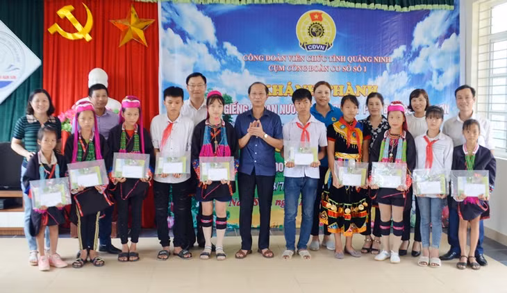 Đại diện cơ quan Cụm thi đua số 1- CĐVC tỉnh trao tặng 10 suất quà cho học sinh nghèo có thành tích trong học tập.