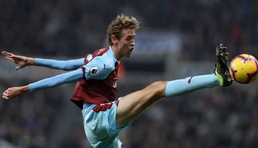  Là một trong số những người đã ghi hơn 100 bàn tại EPL, và Crouch được gọi là "quý ngài 100" ở sân chơi này.