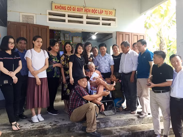 Đồng thời tặng quà và chụp ảnh lưu niệm cùng mẹ.