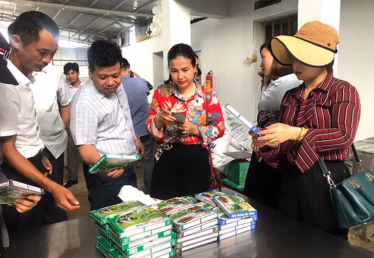 Đại diện các địa phương trong tỉnh đến thăm Công ty CP Sữa An Sinh, TX Đông Triều trong chương trình xây dựng NTM. 