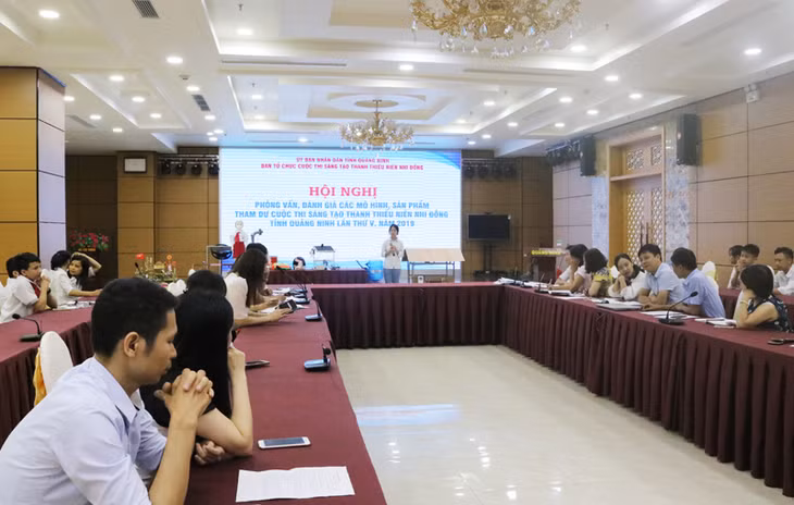 Quang cảnh buổi phỏng vấn, đánh giá các mô hình, sản phẩm Cuộc thi sáng tạo TTN-NĐ tỉnh Quảng Ninh lần thứ V