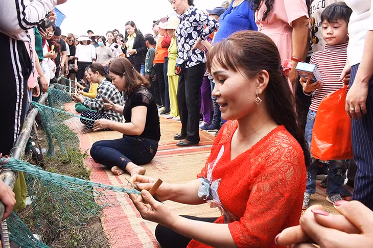 Thi đan lưới tại lễ hội cầu ngư Tân An. Ảnh Ánh Tuyết (Trung tâm TTVH Quảng Yên)