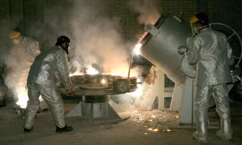 Kỹ thuật viên trong cơ sở làm giàu uranium của Iran. Ảnh: Reuters.