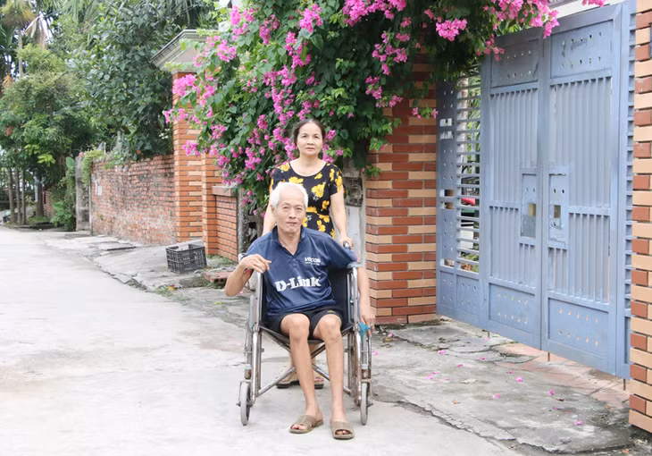 Ngày ngày bà Nguyễn Thị Tịnh chăm sóc chu đáo cho người chồng bị nhiễm chất độc da cam.