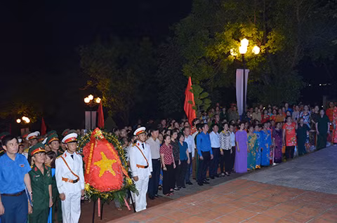 Đông đảo các cán bộ, ĐVTN và nhân dân tham gia lễ thắp nến tri ân các anh hùng liệt sỹ tại nghĩa trang phường Hà Tu