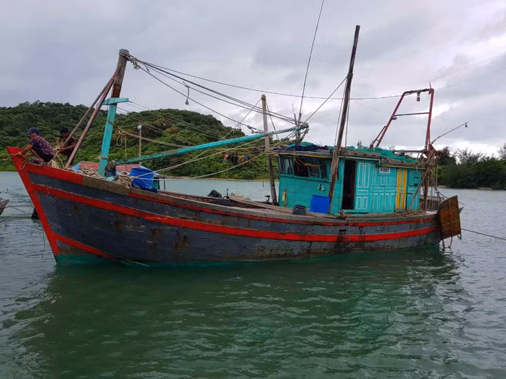 Tàu cá bị mắc cạn được đưa về nơi tránh trú an toàn.