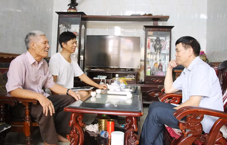 Ông Trần Văn Hiển (bên phải), chiến sĩ tù đày tại Phú Quốc, tích cực tham gia công tác xã hội sau khi nghỉ hưu.