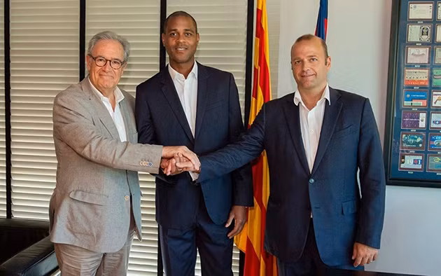  Kluivert chính thức trở thành giám đốc phụ trách đào tạo trẻ Barcelona.