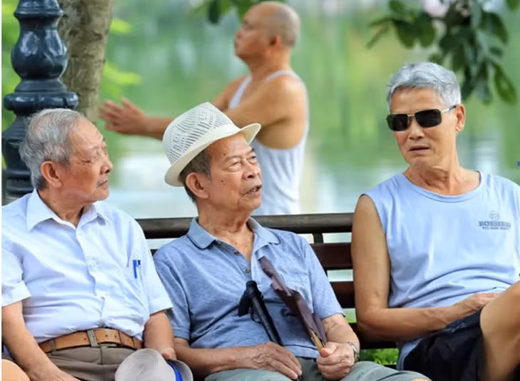 Các cụ già Hà Nội bên hồ Gươm. Ảnh: Giang Huy.