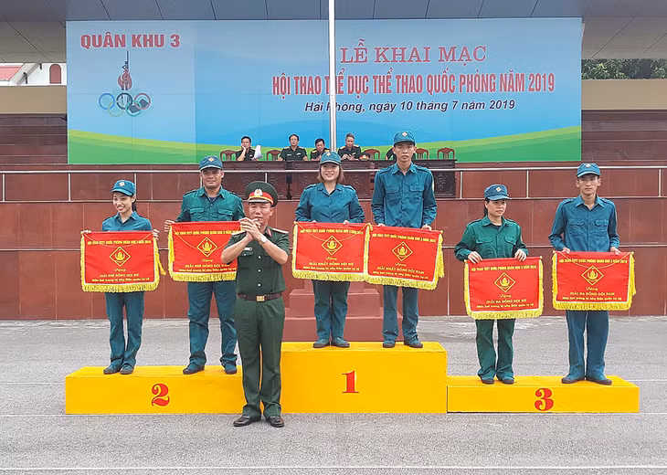 Nhất đồng đội (nam) môn bơi có mang trang bị nhẹ