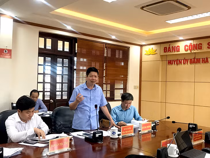 Đồng chí Vũ Thành Long, Trưởng ban Xây dựng NTM tỉnh giải đáp một số kiến nghị của huyện Đầm Hà.