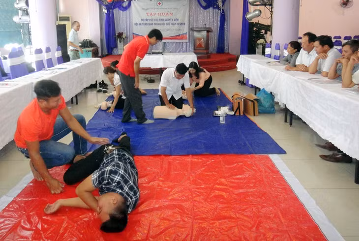 Tập huấn kỹ năng sơ cấp cứu TNGT cho tình nguyên viên được Hội CTĐ tỉnh tổ chức.