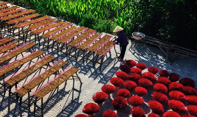  Tây Ninh: Tây Ninh được ví như mảnh đất của những làng nghề cổ truyền. Trong đó, ấp Long Tân, xã Long Thành Bắc là nơi nổi tiếng với làng nghề làm nhang. Cây nhang thành phẩm không có màu vàng ươm như thường thấy, thay vào đó là màu vàng, nâu của lá và hoa khô. Khác với Huế, nhang Tây Ninh đượm màu vàng hoặc nâu đơn giản. Không cuộn tròn từng bó, người ở đây phơi nắng que nhang trên những kệ dài.