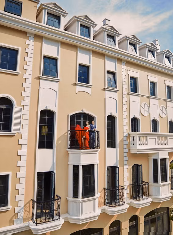 Không ngạc nhiên nếu ai đó lầm tưởng Shophouse Europe với dãy phố mua sắm hào nhoáng đã trở thành biểu tượng xa xỉ ở Paris. Sự sang trọng, tinh tế của những ban công chạy dọc theo đại lộ ánh sáng tựa như hình ảnh từng xuất hiện trong các bộ phim kinh điển của thế kỷ 19.