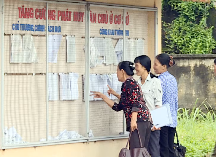 Xã Hồng Thái Tây niêm yết công khai danh sách các hộ dân bị thiệt hại do dịch tả Châu Phi