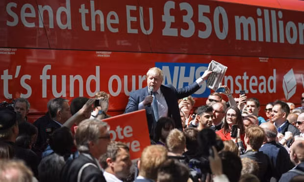 Boris Johnson thúc đẩy chiến dịch Brexit năm 2016. Ảnh: The Guardian.