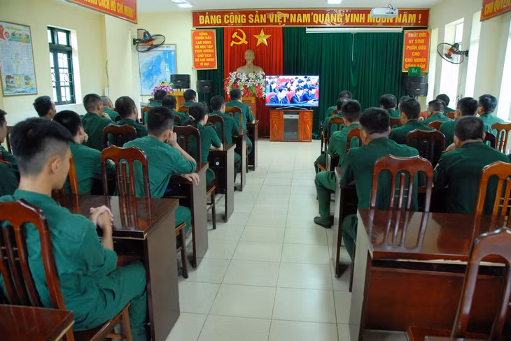 CBCS Hải đội 2 (BĐBP tỉnh) theo dõi phiên khai mạc kỳ họp được truyền hình trực tiếp trên kênh QTV của Trung tâm truyền thông tỉnh.