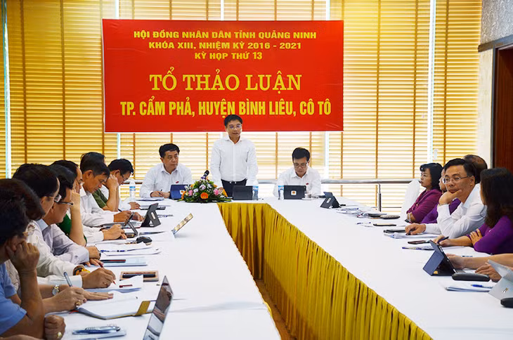 Đồng chí Nguyễn Văn Thắng, Phó Bí thư Tỉnh ủy, Chủ tịch UBND tỉnh phát biểu tại tổ thảo luận số 4