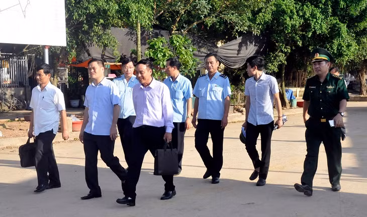 Đồng chí Phó Chủ tịch UBND tỉnh kiểm tra hoạt động biên mậu tại Vạn Gia.