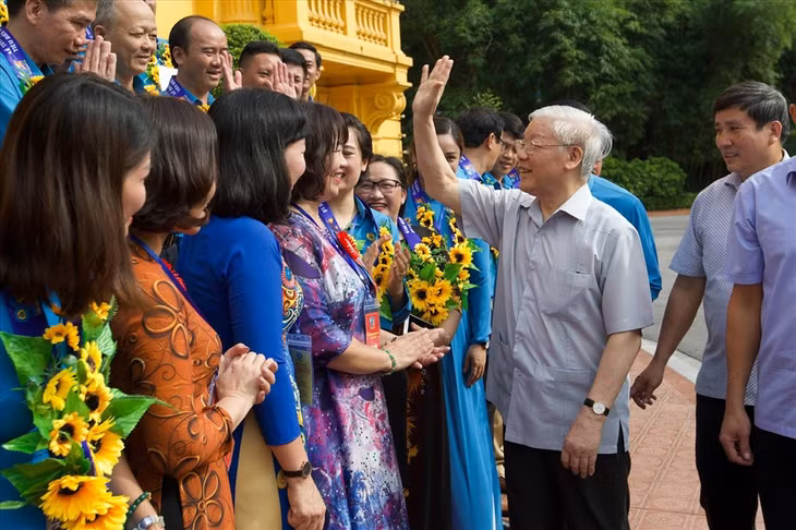 Tổng Bí thư, Chủ tịch nước Nguyễn Phú Trọng gặp mặt các Chủ tịch công đoàn cơ sở tiêu biểu và các cán bộ công đoàn được nhận Giải thưởng Nguyễn Văn Linh lần thứ nhất. Ảnh TTXVN