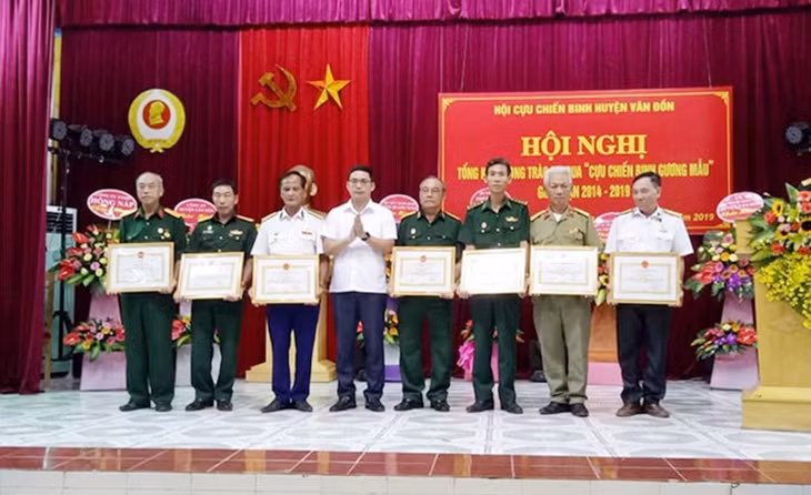 Các tập thể, cá nhân được UBND huyện Vân Đồn khen thưởng tại hội nghị tổng kết phong trào thi đua 