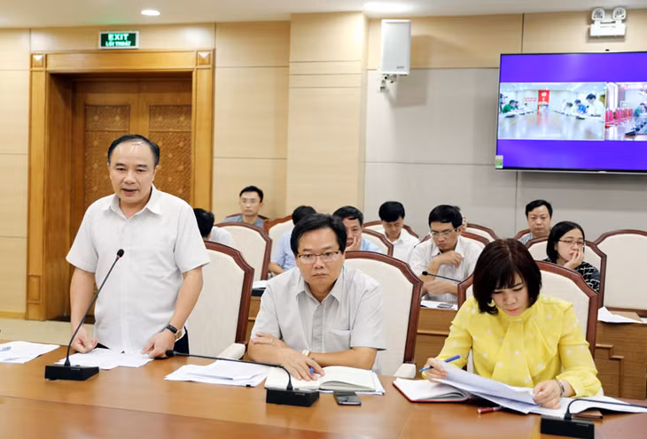 Cục trưởng Cục Thuế tỉnh trình bày dự thảo báo cáo
