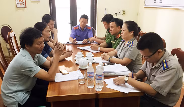 Một buổi gặp gỡ, động viên ông Đinh Xuân Văn tự nguyện thi hành án.