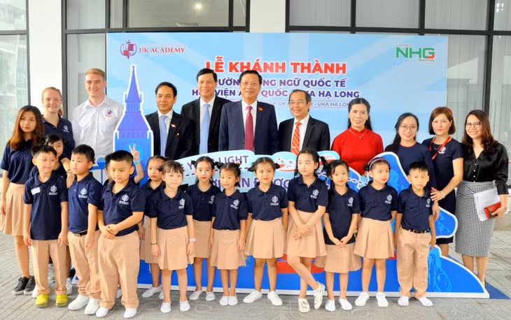 Đồng chí Bí thư Tỉnh ủy và các vị đại biểu chụp ảnh lưu niệm cùng cán bộ và những học sinh đầu tiên của UKA Hạ Long.