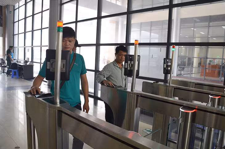 Người dân làm thủ tục XNC tại cổng điện tử 