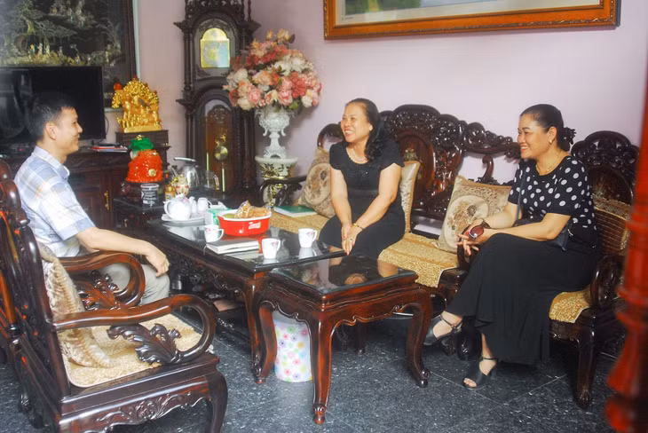 Cán bộ MTTQ phường Hòa Lạc (TP Móng Cái) nắm hình hình công tác hòa giải cơ sở tại địa bàn.