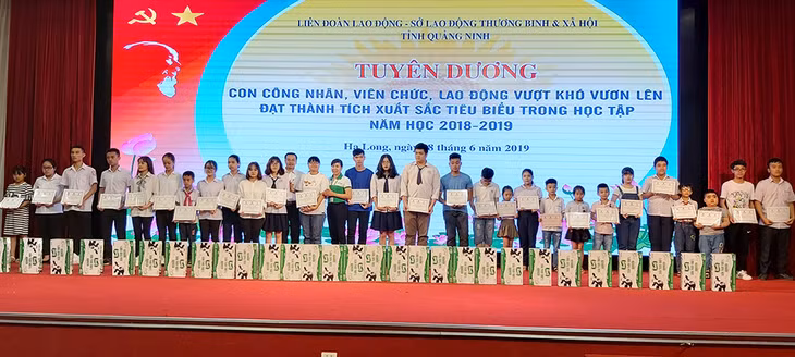 90 con CNVCLĐ vượt khó học giỏi được tuyên dương.