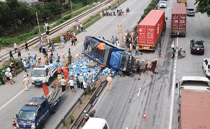 Hiện trường vụ tai nạn xe tải lật nghiêng đè vào 7 người đi đường. Ảnh: Giang Chinh