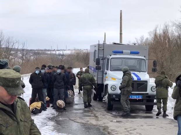 Các tù nhân được bàn giao cho phía Ukraine. (Ảnh: Facebook)