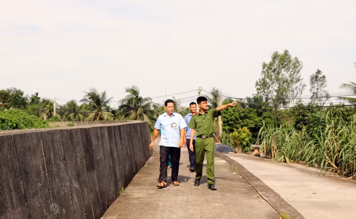 Lực lượng công an thị xã phối hợp cùng chính quyên địa phương kiểm tra, rà soát hệ thống đê điều trên địa bàn phường Nam Hòa. 