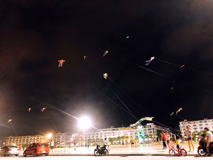  Cả quảng trường 30/10 rực rỡ với những cánh diều đủ màu sắc rực rỡ bay lượn trong gió