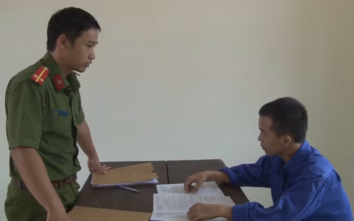  Cán bộ công an đang làm việc với bị can Nghĩa.