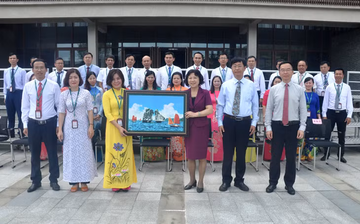 Đoàn cán bộ tỉnh Quảng Ninh tặng quà lưu niệm Học viện Bách Sắc, Quảng Tây (Trung Quốc).