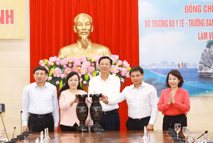 Tỉnh Quảng Ninh tặng quà lưu niệm cho Đoàn công tác Bộ Y tế.