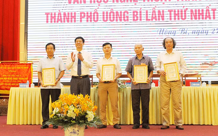 Lãnh đạo thành phố trao giải thưởng cho các tác giả.